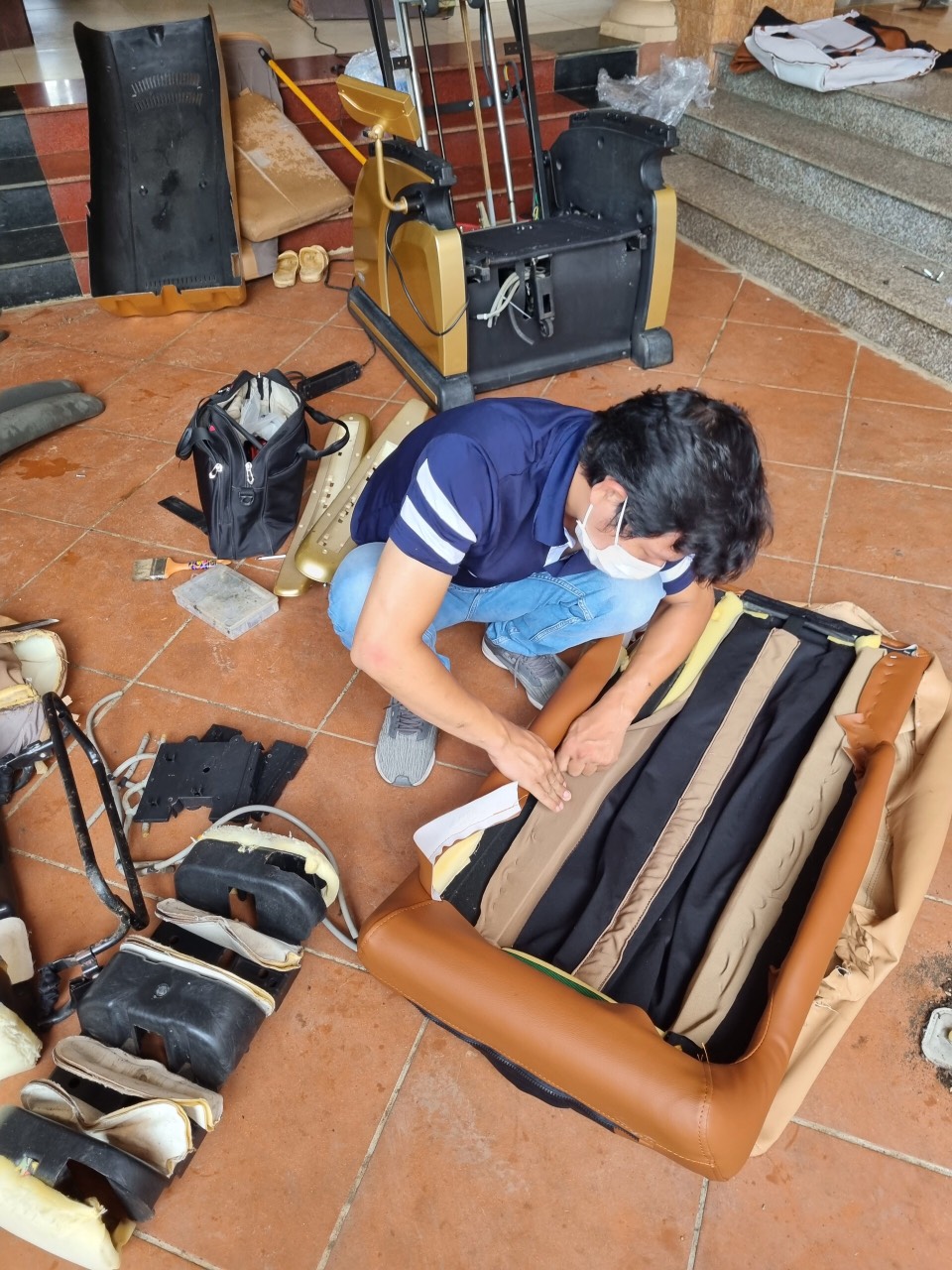 4 cách làm sạch da ghế massage tại nhà